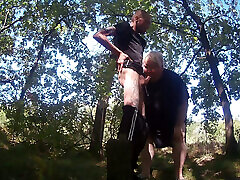 girlfriend gives a public blowjob in the park