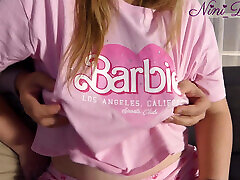 ich berühre die großen titten und ficke den riesigen hintern meiner frau&039;in ihrem barbie-pyjama!