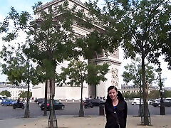 vanessa, una bella bruna, si mette in mostra sugli champs elysees