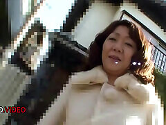 淘气的日本妖妇西村揭示了她被禁止的激情秘密
