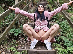 nackt im freien und pinkeln