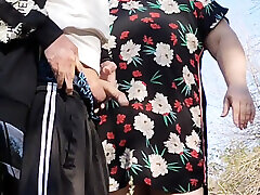 la belle-mère tient ma bite pendant que je fais pipi puis la suce en public