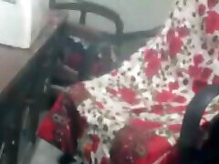 una chica paquistaní caliente trabajando en casa y jugando con la polla parte 1