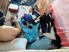 业余夫妇在卧室里玩得开心。 性感的业余的妻子感官舔冰淇淋。 性感的妻子在卧室里供应早餐