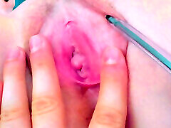 My friend lets me open her pussy with the pen