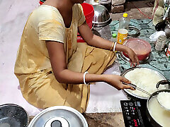une villageoise indienne desi à la chatte serrée baise par son demi-frère avec une vidéo hd audio claire