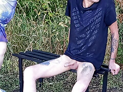 nachbar lutscht meinen schwanz im park auf einer bank, bis ich abspritze