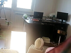 femme sexy à la chatte poilue danse nue. femme chatte poilue, gros seins, gros cul. une milf amateur se masse avec un vibromasseur