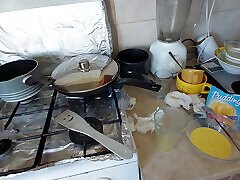 femme sexy prépare le petit déjeuner nue dans la cuisine