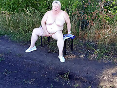 un vicino di casa nel parco si spoglia e si masturba allorgasmo su una panchina