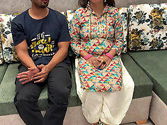 सौतेली माँ & 039; लड़की-देखभाल एमआईएलए सारा उसे उपेक्षित सौतेले बेटे उसे आराम करने के लिए उसके बड़े स्तन गले लगाने देता है