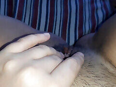 ich masturbiere meine unschuldige unrasierte muschi, während meine teen tube fingered during tubes bei der arbeit sind