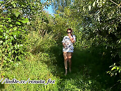 une déesse mignonne organise un strip-tease et fait pipi dans la nature