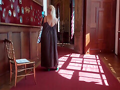 belle femme amateur blonde aime le sexe à moitié nue