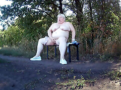 belle-mère dans le parc se déshabille et se masturbe jusquà lorgasme sur un banc