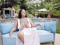 gordita con grandes tetas se masturba hasta el wankz bus com junto a la piscina