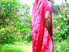 Desi village bhabhi ke saath thukai ki jangal me