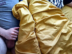condivido il letto con un compagno di classe al campo ricreativo e sentiamo il sesso dietro il muro