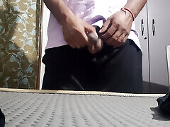 Apni biwi ko bathroom mein jakar dekh kar apna land khada kar liya