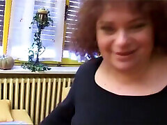 brunette italienne amateur fait une pipe juteuse