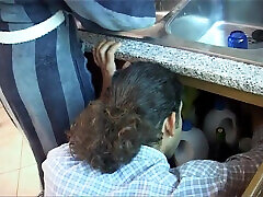 итальянская брюнетка скачет верхом на большом твердом члене на кухне