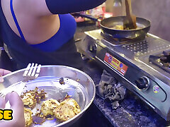 Chachi Ki Jabardast Chudai Kari Kitchen mein Jab wo khana Bnarahi thi..