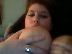 BBW suce et joue avec ses seins