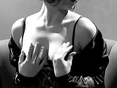 Bobbi masturbates in a webcam vee and stockings