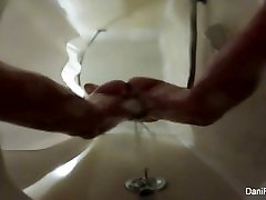 Bella bruna Dani sunny leone kamasuthra prende una doccia
