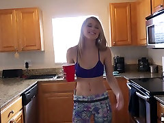 adolescent blonde femme au foyer Lily Rader prend la bite dans sa bouche et la chatte dans la cuisine