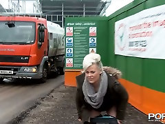 Kinky woman goes to pee in broad daylight