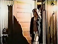 Kinky klassische Frau ist gefangen und zurückhaltend in der Scheune körperlich
