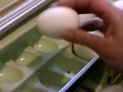 Schlank blonde amateur chick wäscht sich die Gerichte und zeigt Ihren titties