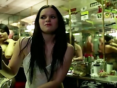 Atemberaubende Brünette stripper-Mädchen verführt Kunden in der bar