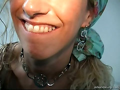 卷发的堕落的女人炫耀她的小奶子