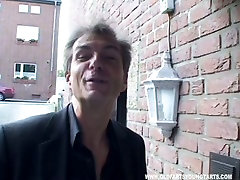 MMF, wo wunderschöne hottie in Korsett Magdalena bietet zwei dudes mit handjobs