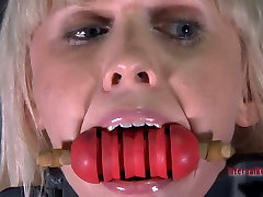 Salzig milf Sarah Jane Ceylon wird ans Bett gefesselt mit Lederriemen