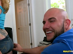 Blondie transforms a job interview into a solid blowjob