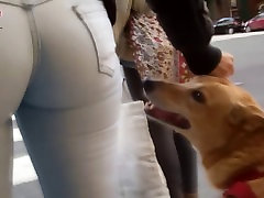 Big Runden Arsch in Jeans, im Gespräch einen kurzen Spaziergang in den Straßen