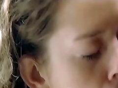 Brunette Sur Les Genoux
