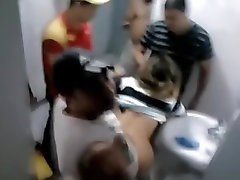 Un gruppo di naughty teen bellezze cazzo di questa povera ragazza