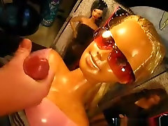 Fou mec donne son gf barbie est une éjaculation faciale