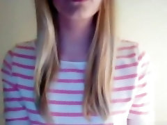 Ragazza bionda lampeggia sue tette, il culo e la figa primo piano su cam