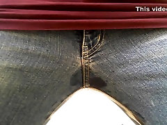Miss cougar tempt Jeans richtig nass gepisst