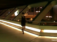 Schönen Tschechischen Mädchen ausgesetzt auf den Straßen in der Nacht!!!