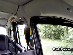 Faux chauffeur de taxi baise voisin dans son taxi