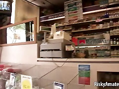 Breasty cutie nebenan neckt verführt boyz in den store