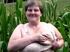 Large chunky mom do this in a cornfield