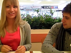 Zwei sexy pick-up-girls in einem video-Szene 2