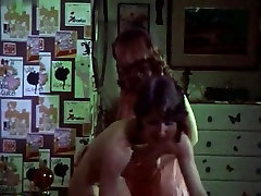 های مختلف بازیگران xxx pornsa شارپ رنه باند در تیزر 1973